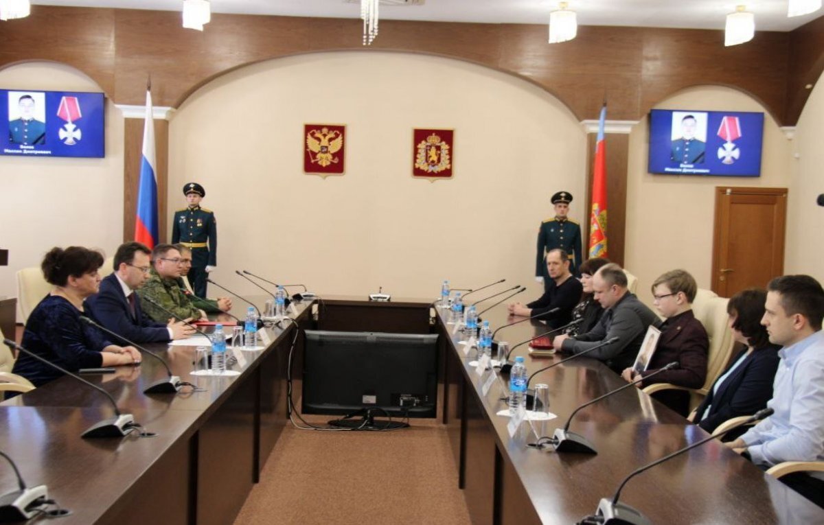    Во Владимире родителям погибшего в СВО Максима Вялова вручен орден Мужества