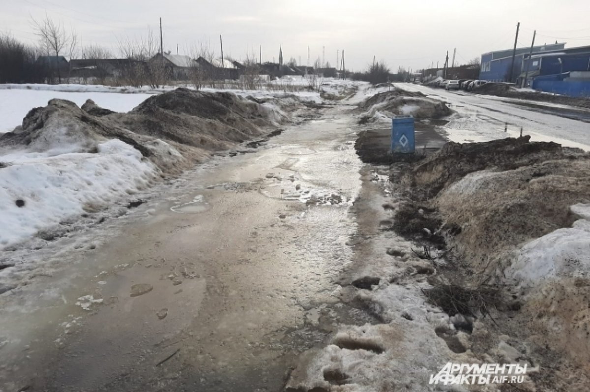    Только вплавь: жители Можги пожаловались на состояние остановки