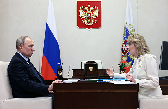    Президент России Владимир Путин и уполномоченный по правам ребенка при президенте Российской Федерации Мария Львова-Белова. Sputnik/Mikhail Metzel/Reuters