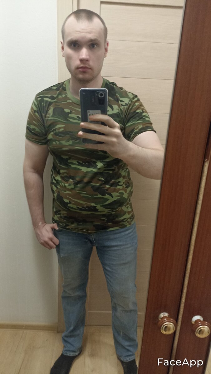 Кстати, джинсы не грязные 😅 Я не знаю почему на фото получились жёлтые пятна😅 Отражение света что-ли какое 😅 