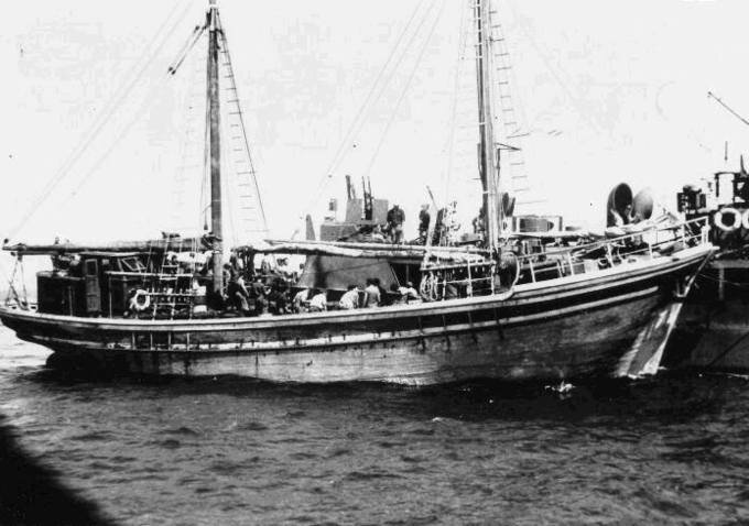 Корвет К-20 "Хагана" во время захвата судна "Аргиро" с сирийским оружием. На надстройке виден 13,2 мм спаренный зенитный пулемет Гочкиса с бронещитом.
