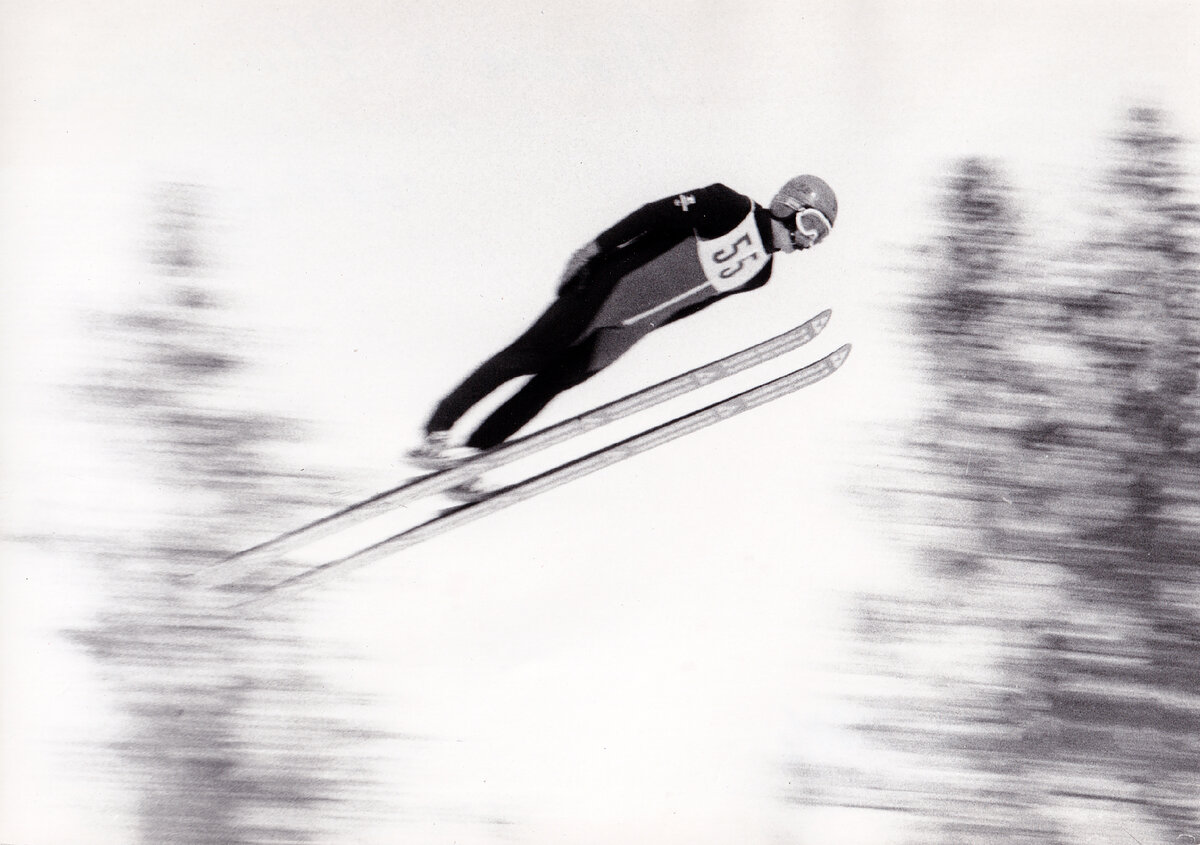 Первые прыжки с трамплина на лыжах. Преодоление трамплинов на лыжах. Трамплин на горе. С трамплина на лыжах в 1945 году. Нарисовать прыгуна с трамплина на лыжах.
