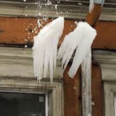 В столице Прибайкалья усилен контроль за сбросом с крыш жилых домов сосулек и снежных навесов. Как сообщает пресс-служба мэрии, специалисты отделов коммунального хозяйства городских округов занимаются ежедневным мониторингом кровель и оперативно передают информацию управляющим компаниям.