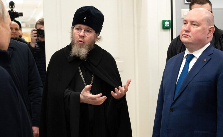    С уникальным историческим парком в Херсонесе президента РФ познакомили митрополит Тихон и губернатор Севастополя Михаил Развожаев