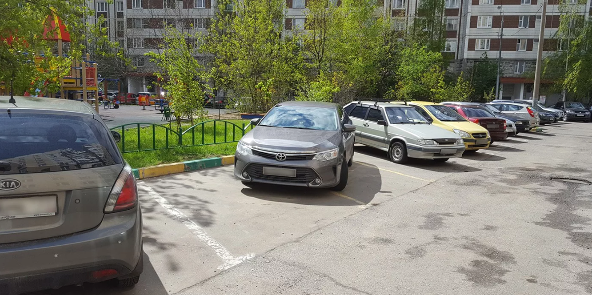 Парковка во дворе. Жк брусника видное. Двор без машин. Пик двор без машин. Не стоит двор без.