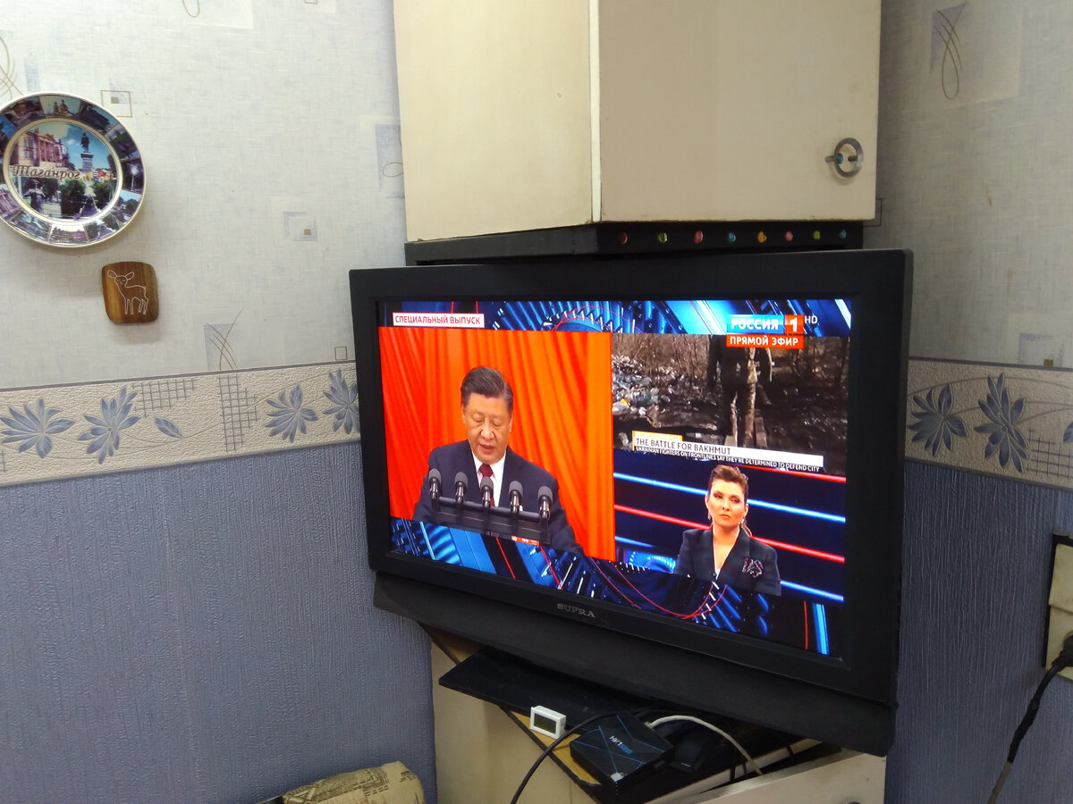  Что может быть проще замены конденсаторов? Наверное уже все знают как это делается, а многие и делают.  Я долго тянул с необходимостью замены их. Телевизор стал включаться с задержкой, сначала пару минут, через неделю уже минут пять, а последнюю неделю уже минут по двадцать моргал, перезапускался, ну в общем чудил по всякому. Но ведь лень матушка! Но вот свершилось, сегодня созрел. Телевизор мордой в стол! Винтики ему повыкручивал, паяльником потыкал в разные места, конденсаторы опухшие в мусорное ведро, остальные по стойке смирно на плате. Один правда пришлось уложить, не влезал по высоте, а рыть залежи деталек в поиске подходящего не хватило сил. Ну в общем вот, готово! Я его победил! ))
БУ конденсаторы добывал из старых блоков питания и всяческих электронных плат, естественно проверял перед установкой. У меня тестер мультифункциональный ATMega644, клон Karl-Heinz. Внутреннее сопротивление и ёмкость вычисляет легко.
