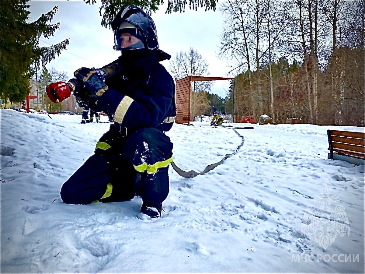За истекшие сутки 18 марта 2023 г. на территории Пермского края ликвидировано 16 пожаров, из них: 7 пожаров на территории г. Перми, 2 пожара на территории Чайковского городского округа, по 1 пожару на территориях Лысьвенского, Оханского, Горнозаводского, Верещагинского, Соликамского городских округов, Пермского и Куединского муниципальных округов.

 
 К сожалению, на пожарах имеется погибший, травмированных нет. 
 
Основной причиной возникновения пожаров стало: прочие причины, связанные с устройством и эксплуатацией электрооборудования. 
 
В целях стабилизации обстановки с пожарами 18 марта 2023 года 
на территории Пермского края 178 профилактической группой в количестве 406 человек проведены мероприятия: 
 
1. Осуществлено 1713 обходов объектов проживания граждан; 
2. Проинструктировано мерам пожарной безопасности 2802 человека; 
3. Распространено 2483 листовки (памятки). 

Уважаемые жители и гости Пермского края! Напоминаем, что пожар легче предупредить, чем устранять его последствия! 
 
При эксплуатации печного отопления запрещается: 
 
- оставлять без присмотра топящиеся печи, а также поручать детям надзор за ними. 
 
- располагать топливо и другие горючие вещества, и материалы на предтопочном листе. 
 
- применять для розжига печей бензин, керосин, дизельное топливо и другие ЛВЖ и ГЖ. 
 
- топить углем, коксом и газом печи, не предназначенные для этих видов топлива. 
 
- производить топку печей во время проведения в помещениях собраний и других массовых мероприятий. 
 - перекаливать печи. 
 
- устанавливать металлические печи, не отвечающие требованиям пожарной безопасности, стандартам и техническим условиям. При установке временных металлических и других печей заводского изготовления должны выполняться указания (инструкции) предприятий-изготовителей, а также требования норм проектирования, предъявляемые к системам отопления. 
 
С наступлением холодов граждане начинают активно использовать электронагревательные приборы, порой кустарного самодельного изготовления. Они и представляют наибольшую угрозу. В результате их использования возрастает нагрузка на электрические сети, что приводит к перегрузке и возгоранию электрической проводки. 
 
В случае применения электронагревательных приборов (обогревателей, тепловых пушек и т.д.) необходимо использовать только приборы заводского изготовления. 
 
Одновременное включение в сеть нескольких обогревателей может стать причиной перегрузки электросети, поэтому это нужно исключить. 
 
Ну и самое главное, не оставлять без присмотра включенные в электрическую сеть обогреватели. 
 
Соблюдайте Правила противопожарного режима! 
 
Во избежание утраты личного имущества, получения населением травм различной степени тяжести, а также в целях предупреждения гибели людей на пожарах - не загромождайте дороги, проезды и подъезды к зданиям, сооружениям, открытым складам, водоисточникам, используемым для целей пожаротушения. 
 
Дороги, проезды и подъезды к зданиям, сооружениям, открытым складам, водоисточникам, используемым для целей пожаротушения должны быть всегда свободными для проезда пожарной техники. 
 
Главное управление МЧС России по Пермскому краю рекомендует жителям в местах проживания установить автономные дымовые пожарные извещатели. 
 
В ночное время обнаружить пожар на ранней стадии очень сложно. Опасность для жизни и здоровья представляет дым. Автономные пожарные извещатели являются одним из наиболее эффективных средств по предупреждению гибели людей от пожаров. 
 
При обнаружении пожара незамедлительно сообщите по телефонам: «01» - со стационарного телефона; «101» и «112» - с мобильного телефона. 
 
Побеспокойтесь о себе и близких! 
 
Ваша безопасность-ваша ответственность! 
 
 
#МЧС #МЧСПЕРМСКИЙКРАЙ #МЧСРОССИИ 
#МЧСПФО #пожарные #59регион #ПОДСЛУШАНОПЕРМЬ 
#РОССИЯ #МЫ #ГУМЧСРОССИИПОПЕРМСКОМУКРАЮ 
#НОВОСТИ #БЕЗОПАСНОСТЬ