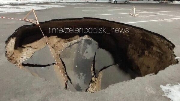     В Зеленодольске на парковке жилого комплекса «Акварели» образовалась огромная яма. Фотографии с места появились в городских Telegram-каналах.