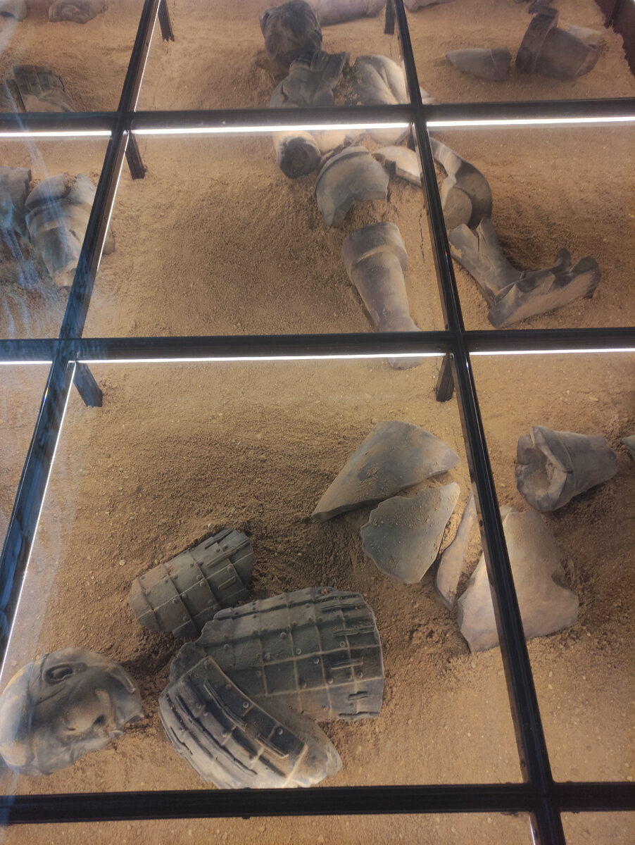 На выставке воссоздано, как выглядело терракотовое войско, когда его нашли 