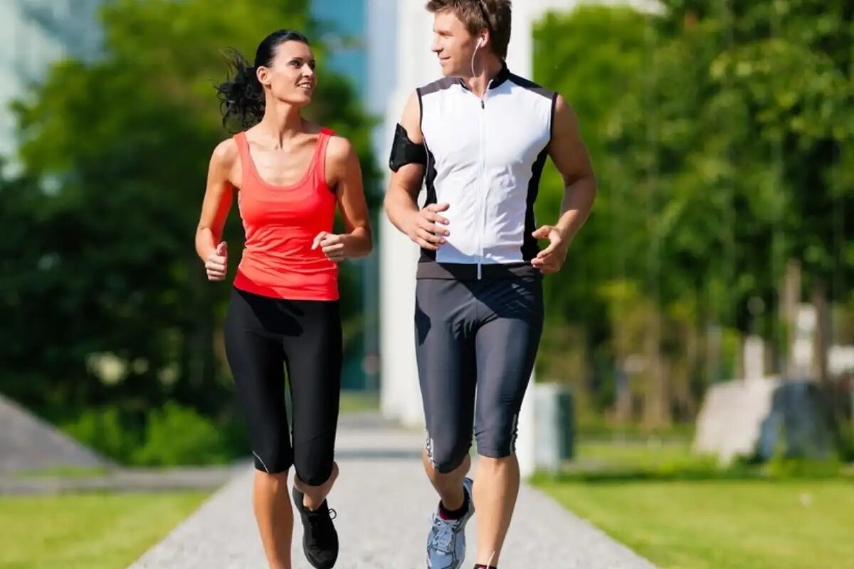 Как накачать попу: советы для девушек 
Красивая и подтянутая попа – это мечта многих девушек. Однако, чтобы достичь желаемых результатов, необходимо правильно подходить к тренировкам и питанию. В данной статье мы рассмотрим, какие упражнения и продукты помогут накачать попу.

Упражнения для накачки ягодиц

1. Приседания

Приседания – это одно из основных упражнений для накачки ягодиц. Они помогают укрепить мышцы ног и ягодиц, а также улучшить кровообращение в этой зоне. Для выполнения приседаний нужно стоять прямо, разведя ноги на ширину плеч, и медленно опускаться вниз, сгибая колени под прямым углом. Затем нужно вернуться в исходное положение, выпрямив ноги.

2. Выпады

Выпады – это еще одно эффективное упражнение для накачки ягодиц. Они помогают укрепить мышцы ног и ягодиц, а также улучшить гибкость и координацию движений. Для выполнения выпадов нужно стоять прямо, выпрямив спину, и сделать большой шаг вперед одной ногой, сгибая колено под прямым углом. Затем нужно вернуться в исходное положение и повторить упражнение другой ногой.

3. Мостик

Мостик – это упражнение, которое помогает укрепить мышцы ягодиц и спины. Для выполнения мостика нужно лечь на спину, согнуть ноги в коленях и поставить стопы на пол. Затем нужно поднять таз вверх, напрягая мышцы ягодиц и спины, и задержаться в этом положении на несколько секунд.

Питание для накачки ягодиц

1. Белки

Белки – это основной строительный материал для мышц, поэтому они играют ключевую роль в питании для накачки ягодиц. Для достижения желаемых результатов необходимо употреблять достаточное количество белковых продуктов, таких как мясо, рыба, яйца, молочные продукты, бобовые, орехи и семена.

2. Жиры

Жиры – это важный источник энергии для организма, а также необходимы для правильного функционирования нервной системы и обмена веществ. Однако, не все жиры полезны для здоровья. Для питания для накачки ягодиц рекомендуется употреблять натуральные жиры, такие как оливковое масло, авокадо, орехи и рыба.

3. Углеводы

Углеводы – это основной источник энергии для организма. Для питания для накачки ягодиц рекомендуется употреблять комплексные углеводы, такие как овощи, фрукты, крупы и хлеб из цельного зерна.

4. Вода

Вода – это не менее важный элемент питания для накачки ягодиц. Рекомендуется употреблять от 2 до 3 литров воды в день, чтобы предотвратить обезвоживание организма.

Примерный рацион питания для накачки ягодиц

Завтрак:
- Омлет из двух яиц с овощами
- Кусок цельнозернового хлеба
- Один банан
- Чашка зеленого чая

Перекус:
- Греческий йогурт с орехами и ягодами

Обед:
- Куриная грудка на гриле
- Овощной салат с оливковым маслом
- Кусок цельнозернового хлеба
- Чашка зеленого чая

Перекус:
- Белковый коктейль с фруктами

Ужин:
- Печеный лосось с овощами на гарнир
- Кусок цельнозернового хлеба
- Чашка зеленого чая

Перед сном:
- Смузи из ягод и банана

В заключение, чтобы накачать попу, необходимо правильно подходить к тренировкам и питанию. Рекомендуется выполнять упражнения для накачки ягодиц, такие как приседания, выпады и мостик. Также необходимо употреблять достаточное количество белковых продуктов, натуральных жиров и комплексных углеводов. Следуя этой диете и регулярно занимаясь спортом, вы сможете достичь желаемых результатов и получить красивую и подтянутую попу.