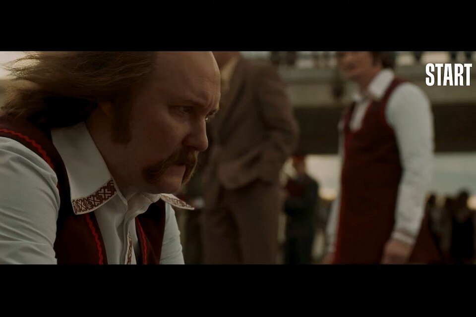     Когда на съемках актеру Артему Волобуеву сделали грим Владимира Мулявина, все ахнули: похож до мурашек. Скрин видео Start