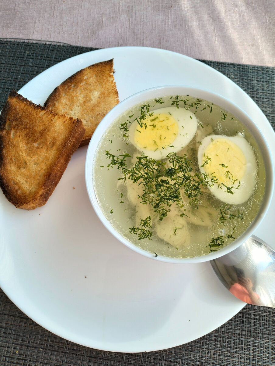 Бульон, куриное мясо, яйцо, тосты