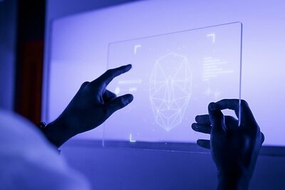    designer-using-a-transparent-digital-tablet-screen-futuristic-technology.jpg ©