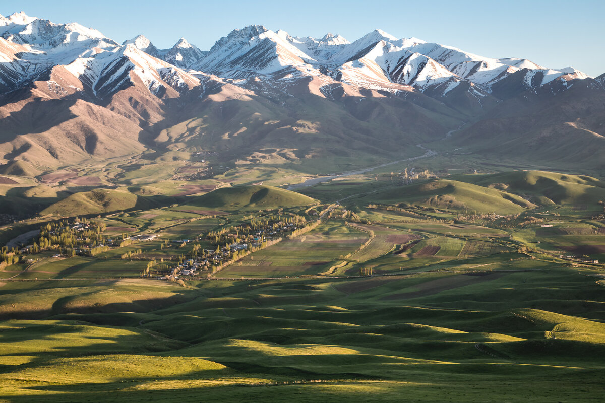 Весна в предгорьях Бишкека (Фото: В. Бережной)