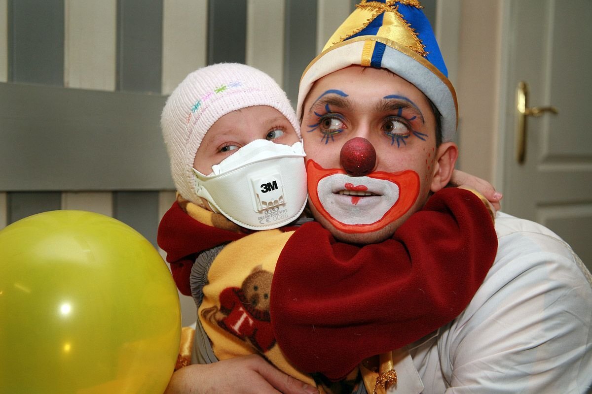 Праздники в жизни детей. Больничный клоун. Клоун в больнице. Клоун в детской больнице. Ребенок в больнице с клоунами.