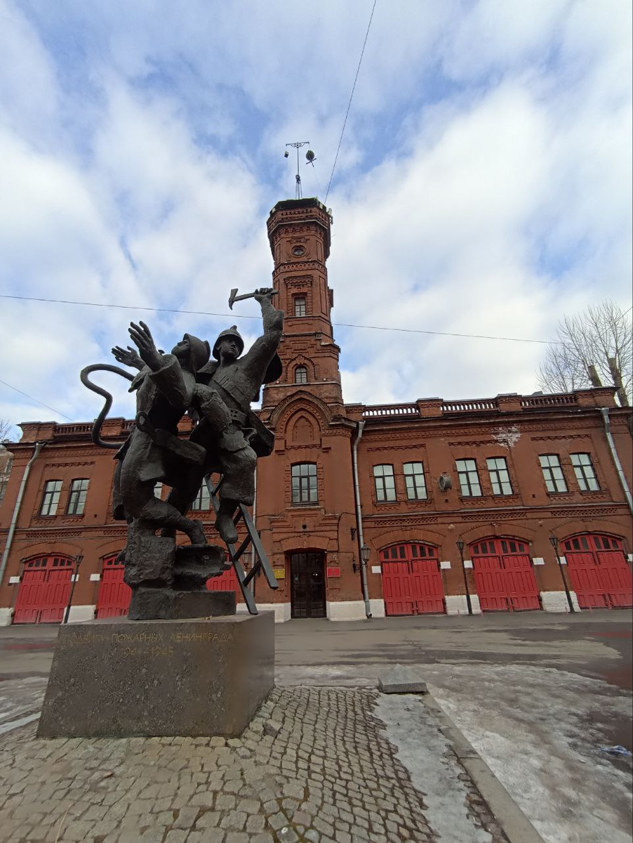 Памятники, которые мы не замечаем. Памятник героям-пожарным Ленинграда |  Вокруг Да около | Дзен