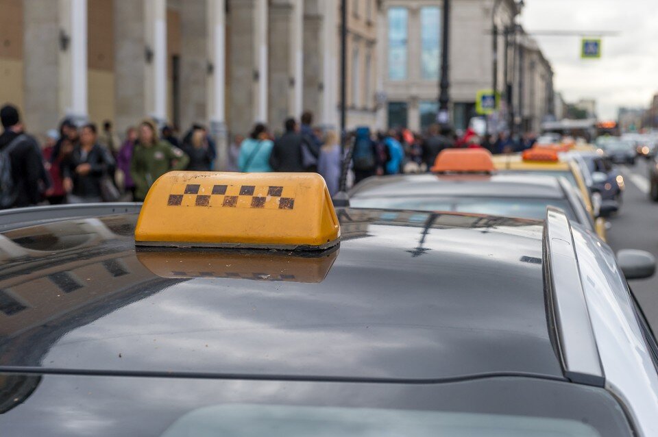     Спрос на таксистов вырос на 275% в Петербурге Олег ЗОЛОТО