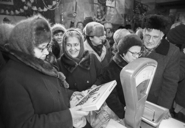 Что в СССР можно было купить на 5 и 10 рублей? Фото © ТАСС / Садчиков Виктор