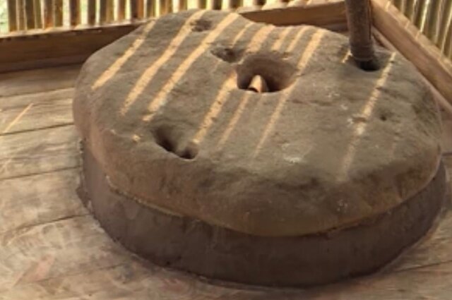    Примерно так выглядела ручная мельница. Фото: Из личного архива/ Казбек Цишев, автор проекта «След» из передвижного музея, рассказывающего о быте адыгов.