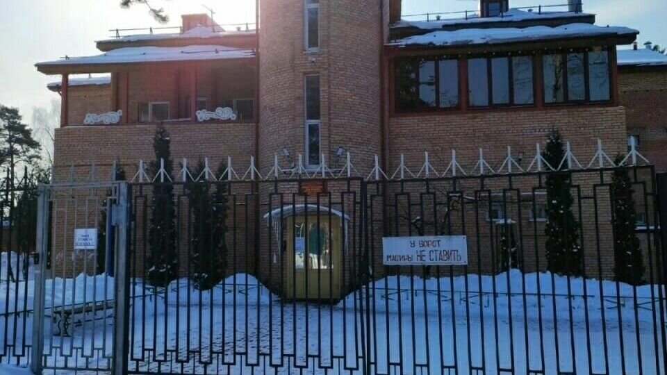     Оптимизация в Подмосковье добралась до особенных детей. Пять специализированных Домов ребенка приказано расформировать, слаженные штаты медработников сократить. Взамен длительным лечебным курсам с дневным пребыванием родителям предлагают «маршрутизация» по амбулаториям, раскиданным по всей области.