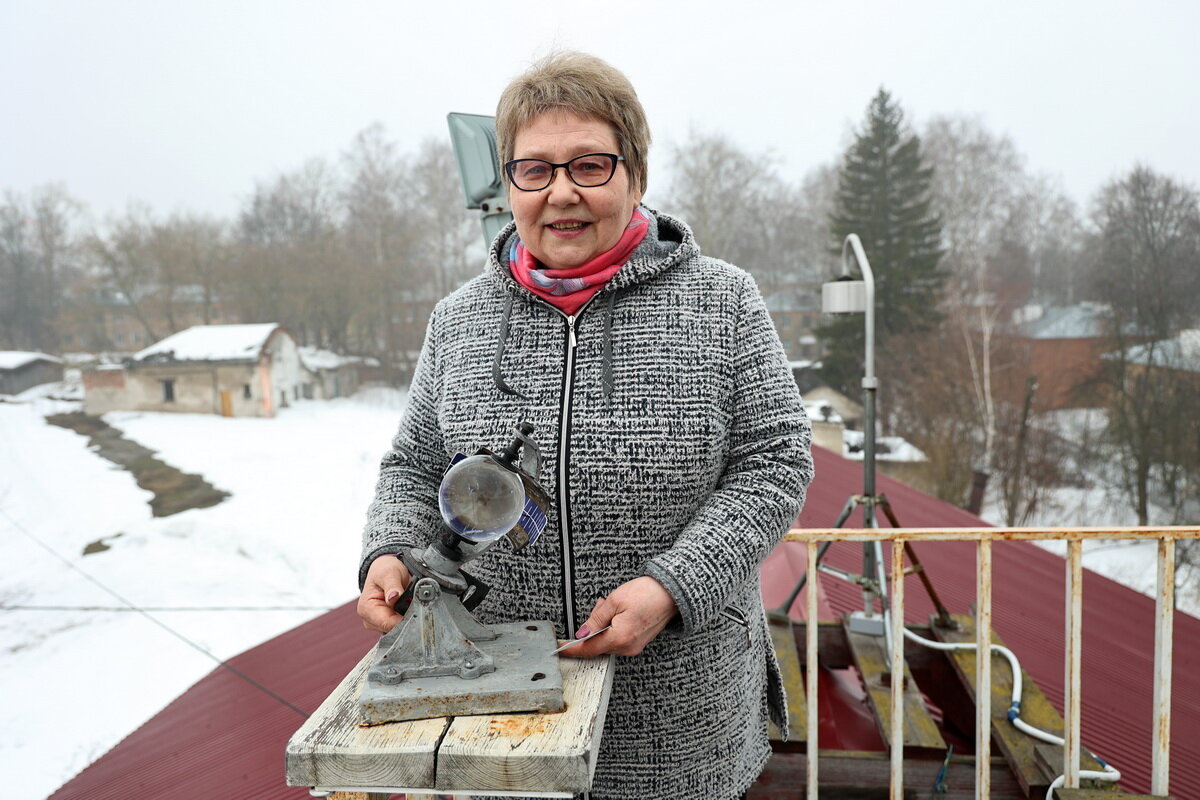 Сложно представить себе жизнь современного человека без метеоданных. Утром нам погоду показывает телефон, ее дублируют по телевидению и радио, в отдельных случаях нам приходит смс-уведомление. За всем этим стоит армия синоптиков, которые не смотря на морозы или жару каждые три часа выходят на специальную площадку для того, чтобы собрать метеоданные и передать их для обработки. На основе них и строятся прогнозы погоды. Сегодня все метеорологи мира отмечают свой профессиональный праздник. Большинство из них отметит его на рабочем месте, продолжая передавать для нас погоду. Надеюсь, она будет хорошей. P.S. С сегодняшнего дня на телебашне Нижнего Новгорода будет зажигаться подсветка с изображением термометра. Особая иллюминация будет включаться ежедневно: несколько раз в течение вечера на гранях высотной доминанты города будут появляться 15-минутные тематические видеоролики, графически отображающие температуру воздуха. Информация актуализируется по данным сервиса Яндекс Погода. В «минусовые» дни световое панно будет меняться от темно-синего до светло-голубого, а при плюсовых значениях - от бледно-желтого до оранжево-красного. Чем ниже или выше градус за окном, тем насыщеннее холодный или теплый оттенок. При этом на медиаэкране «бегущей строкой» будет выводиться цифровое обозначение температуры воздуха