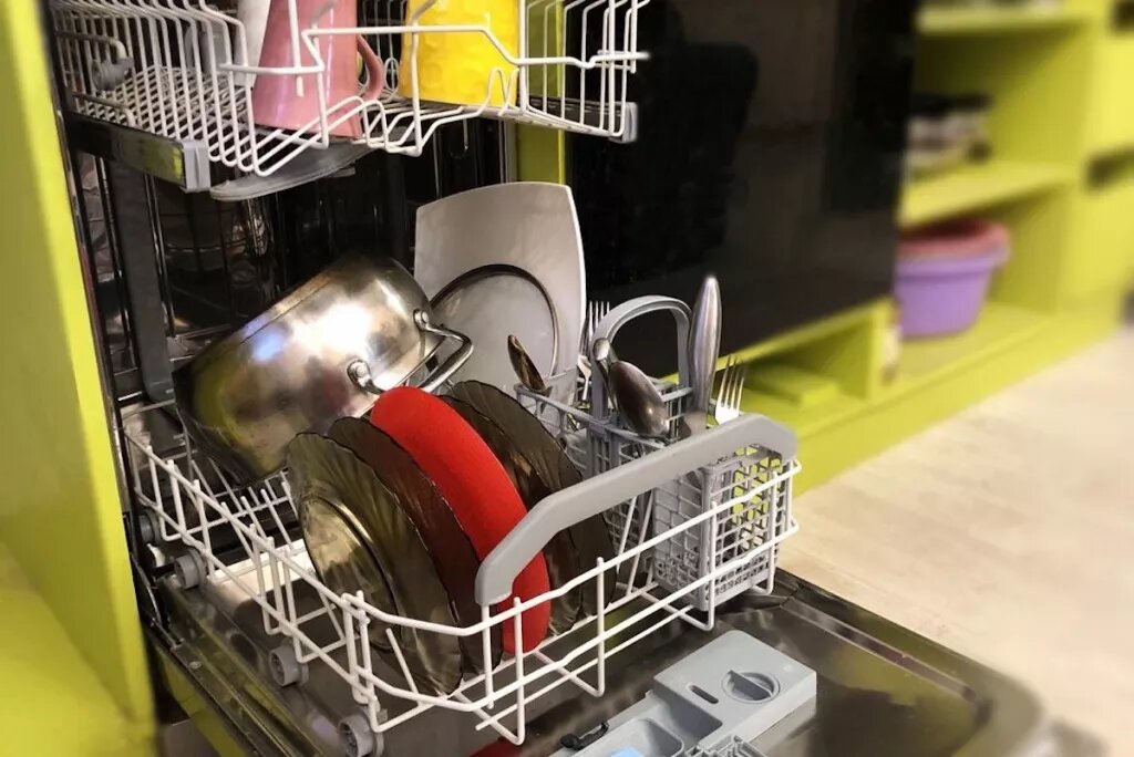Средство для первого запуска посудомоечной машины. 1/2 Загрузки посудомоечной машины. ПММ Моншер правильная загрузка посуды. Посудомойка удобнее справа или слева. Как правильно кружки загружать в посудомойку.