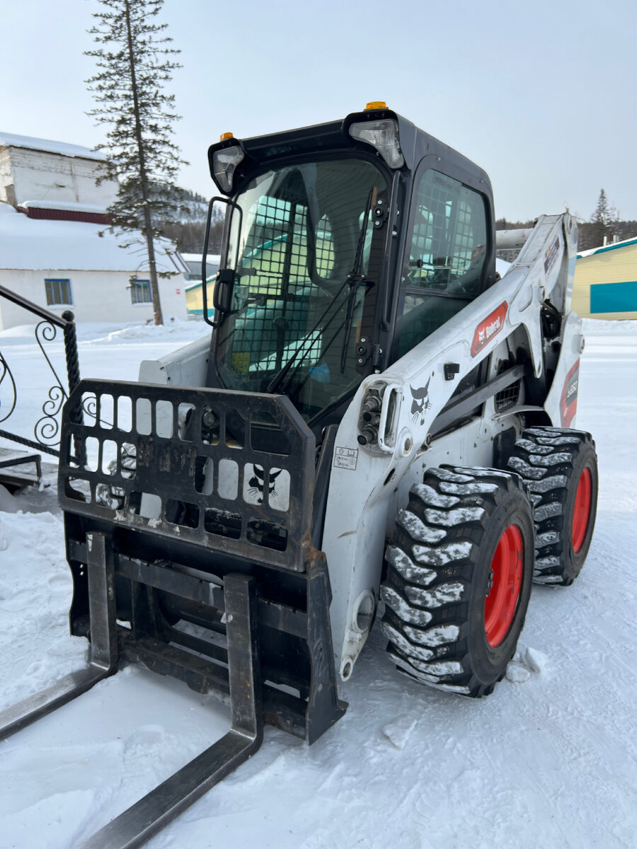 Погрузчику все равно на людские переживания! Но без водителя он никуда не уедет!