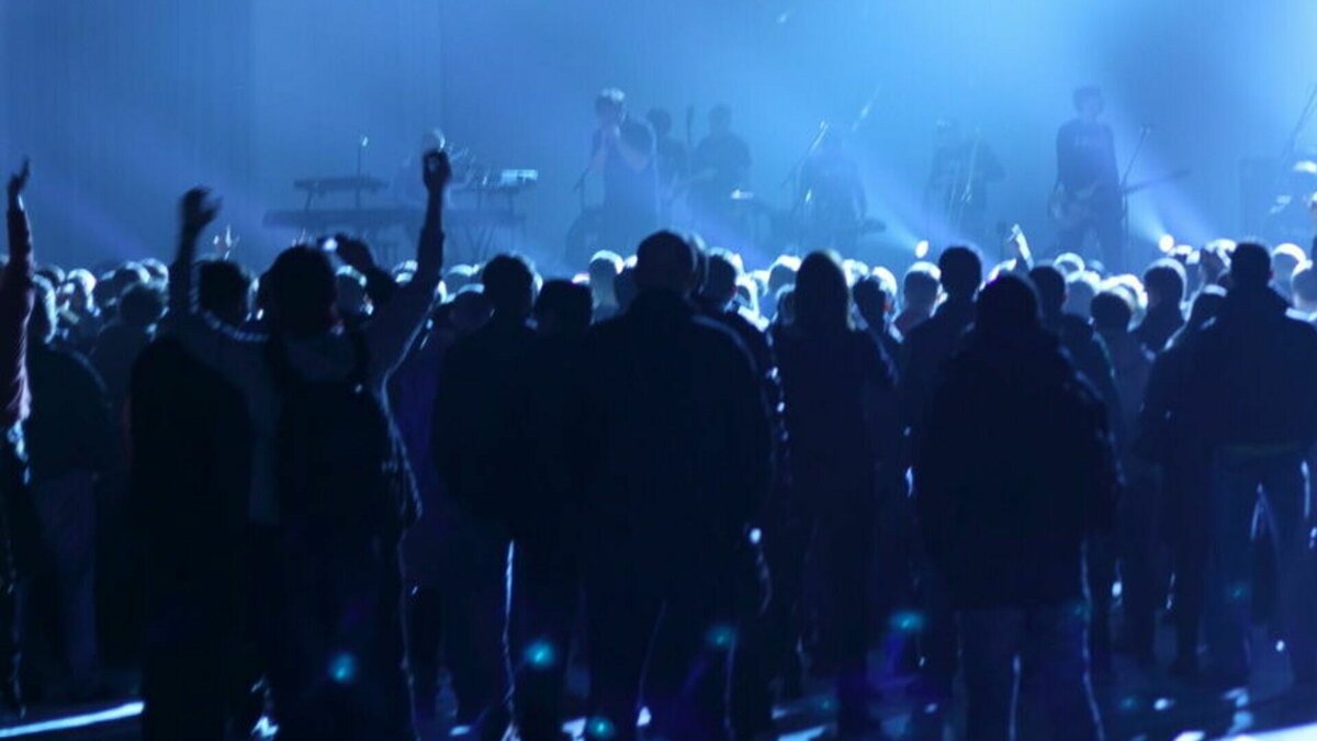     Перед концертом в Перми на площадке отключили электричество. Музыканты отправились обратно в Омск.