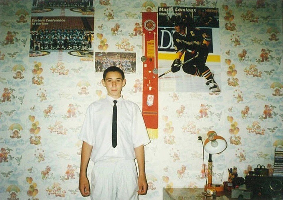    Хоккем известный спортсмен болел с детства.