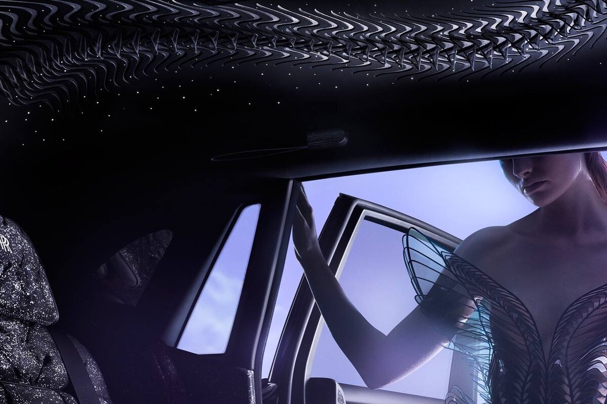 Говорят, модель стала самым сложным релизом в истории Rolls-Royce. Материал, которым обшит потолок салона, представляет собой цельный лист кожи, украшенный более чем ста лепестками цветов из органзы и нанесенными вручную волоконно-оптическими звездами.