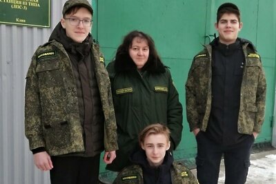    Учащиеся Слободского школьного лесничества Воронинской средней общеобразовательной школы им. В. П. Калинина с участковым государственным инспектором по охране леса Еленой Полыгалиной © Пресс-служба Комитета лесного хозяйства Московской области