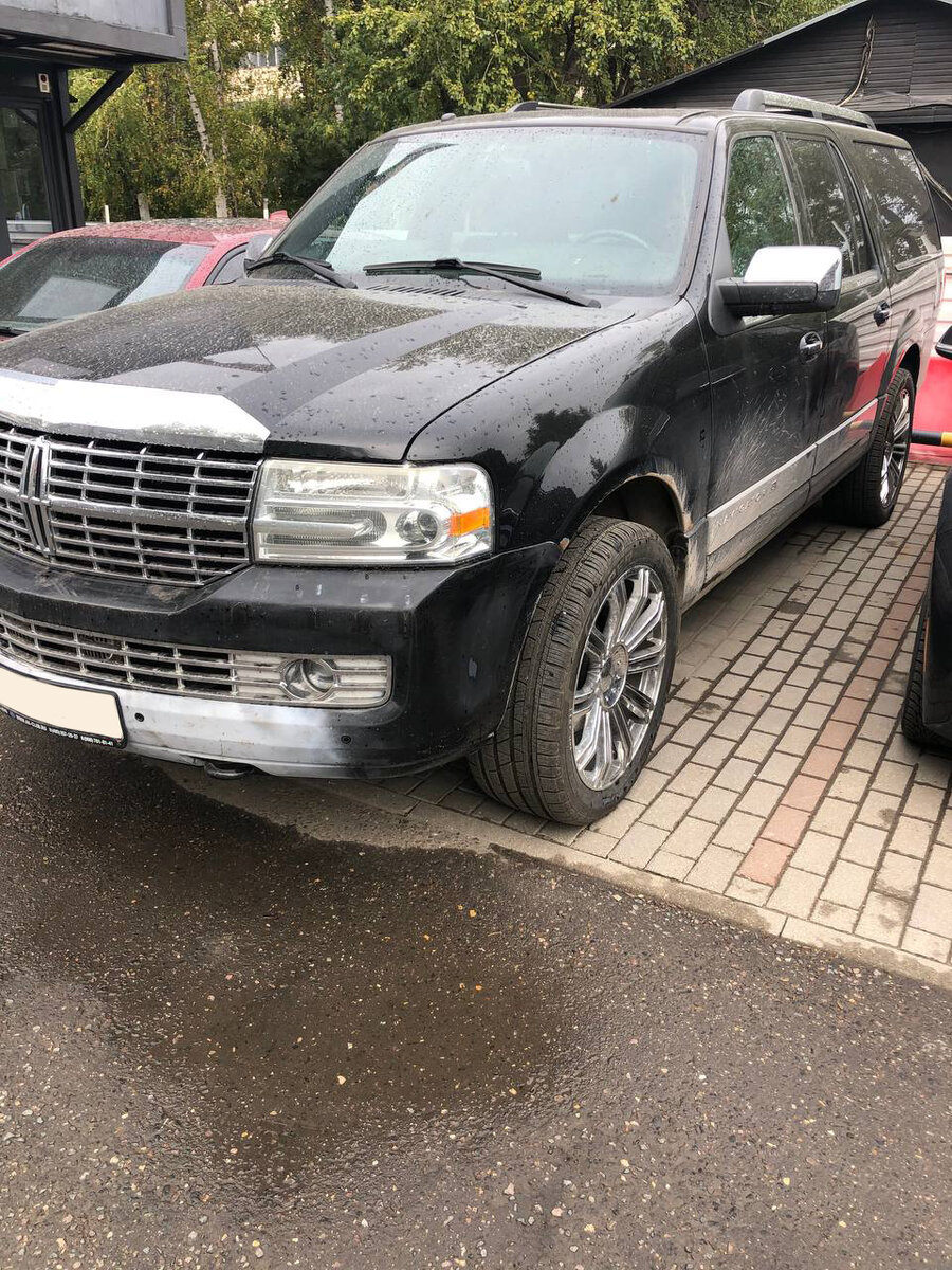 Первый в истории марки Lincoln полноразмерный внедорожник Lincoln Navigator был создан на базе с Ford Expedition в 1997 году. А сегодня на восстановлении в Территории Джип экземпляр уже третьего поколения 2008 года выпуска.