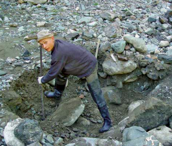 Добыча золота в ручную.