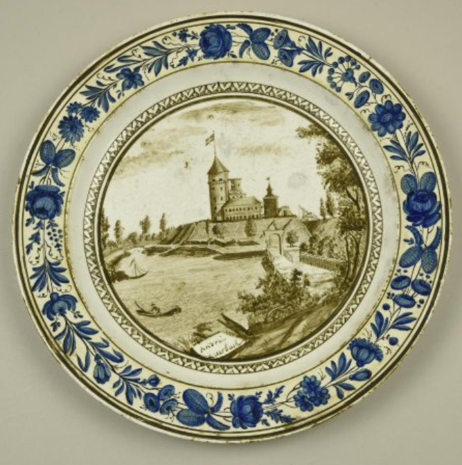 Тарелка мелкая с изображением вида на крепость Бип со стороны реки в Славянки городе Павловке. Автор росписи А. Я. Ауэрбах. 1820-е гг. Фабрика Ауэрбаха, Источник фото: ГИМ
