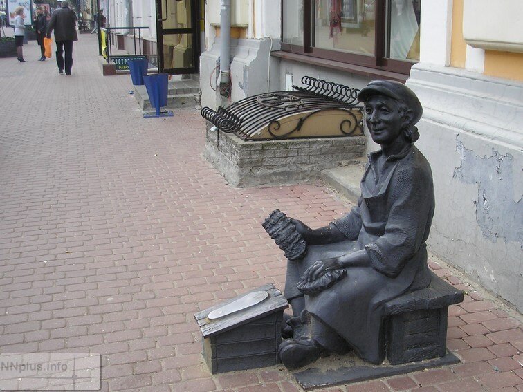 Городская скульптура нижнего новгорода. Скульптор нижний новгород. Скульптор нижний новгород. Памятник мальчика с бубликами нижний новгород. Пирожник скульптура нижний новгород.