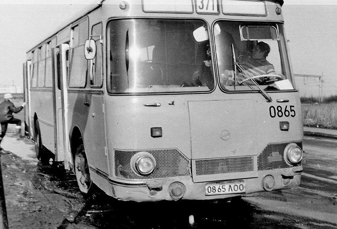 ЛиАЗ-677М гос. номер «08-65 ЛОО», Ленинградская область, Пушкин, остановка Автостанция ул. Железнодорожная, апрель 1986 года. Фотография © Петр Амелин