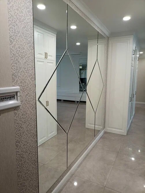 Зеркальная панель в прихожей с фацетом