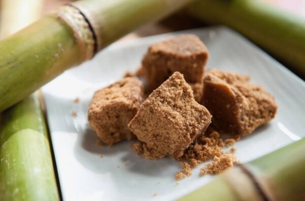 2) Сахар полученный из тростника, содержит настоящие сахарные кристаллы - похож на сухарики. 