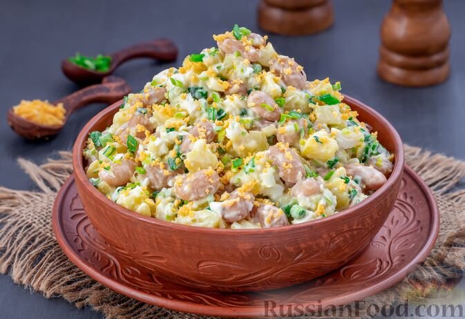 картофель, фасоль консервированная, яйца, черемша, лук зелёный, сметана, соль, перец чёрный молотый