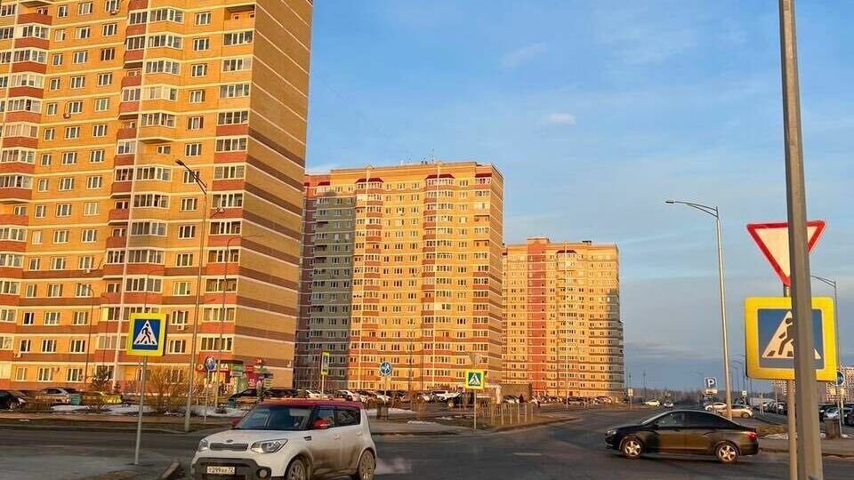     В Тюмени с сегодняшнего дня изменена схема движения транспортных средств на перекрестке улиц Андрея Бушуева и Василия Подшибякина в микрорайоне Ямальский-2.