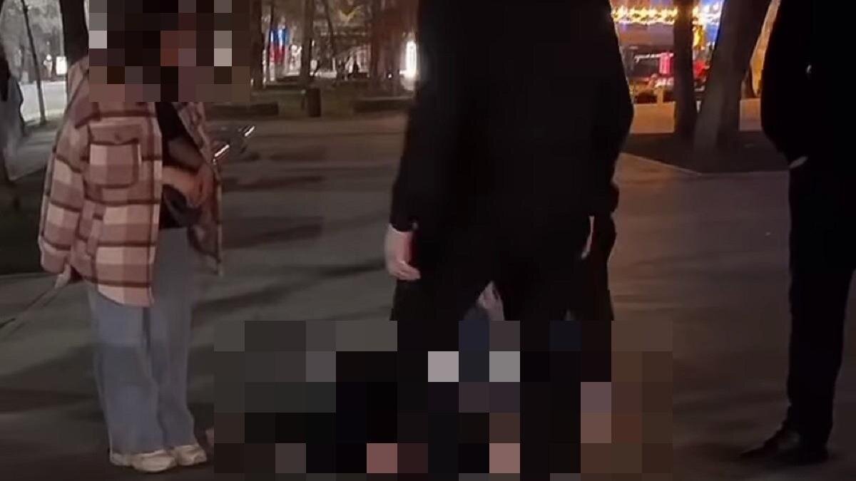    Люди стоят возле потерпевшего:instagram.com/egovpress