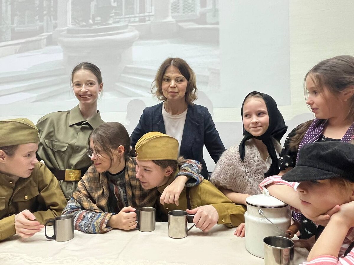 Юные актеры театрального кружка «Волшебная сцена» с руководителем Натальей Геннадьевной 
