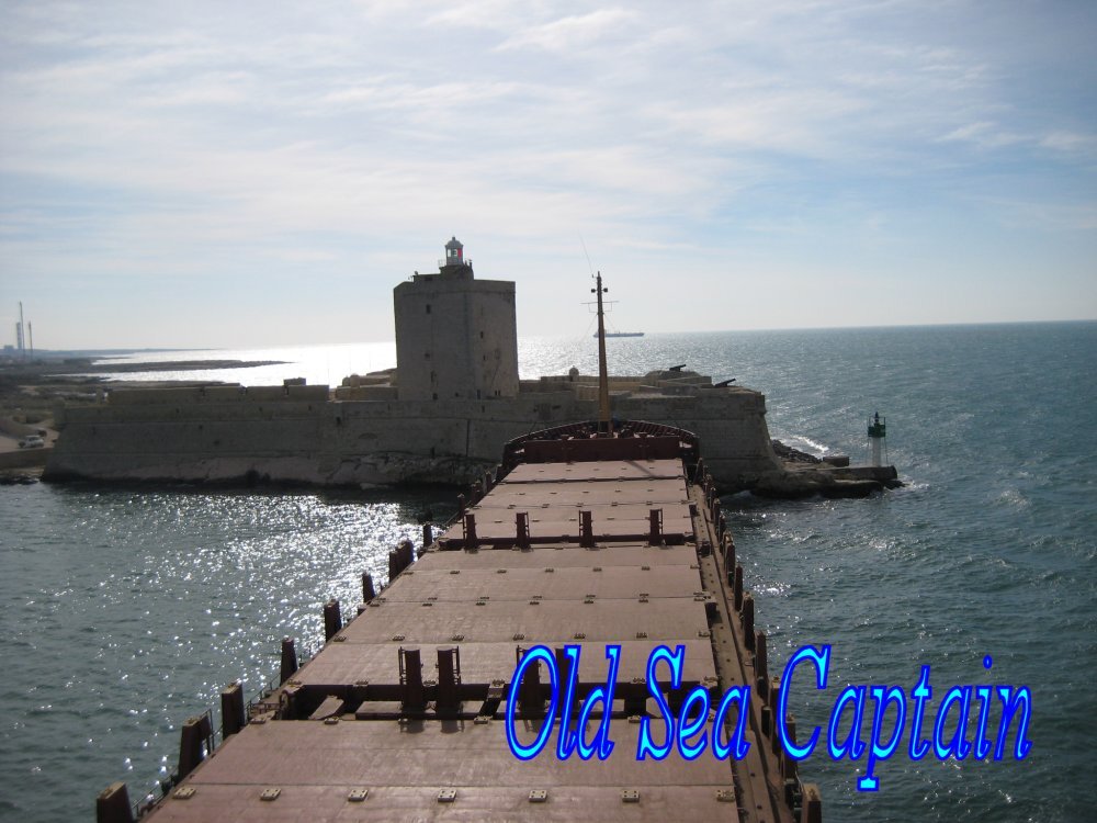 живописный вид с мостика в момент навала на волнолом. фото автора