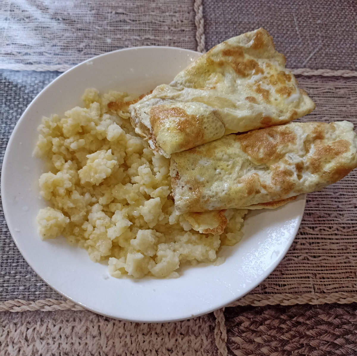 Пшенная каша и яичный блинчик. 