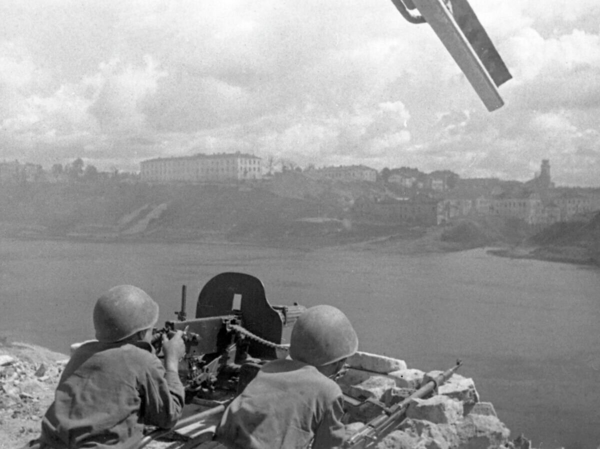    Пулеметный расчет Красной армии во время боя за город Витебск. Июнь 1944 г.© РИА Новости / Федор Левшин