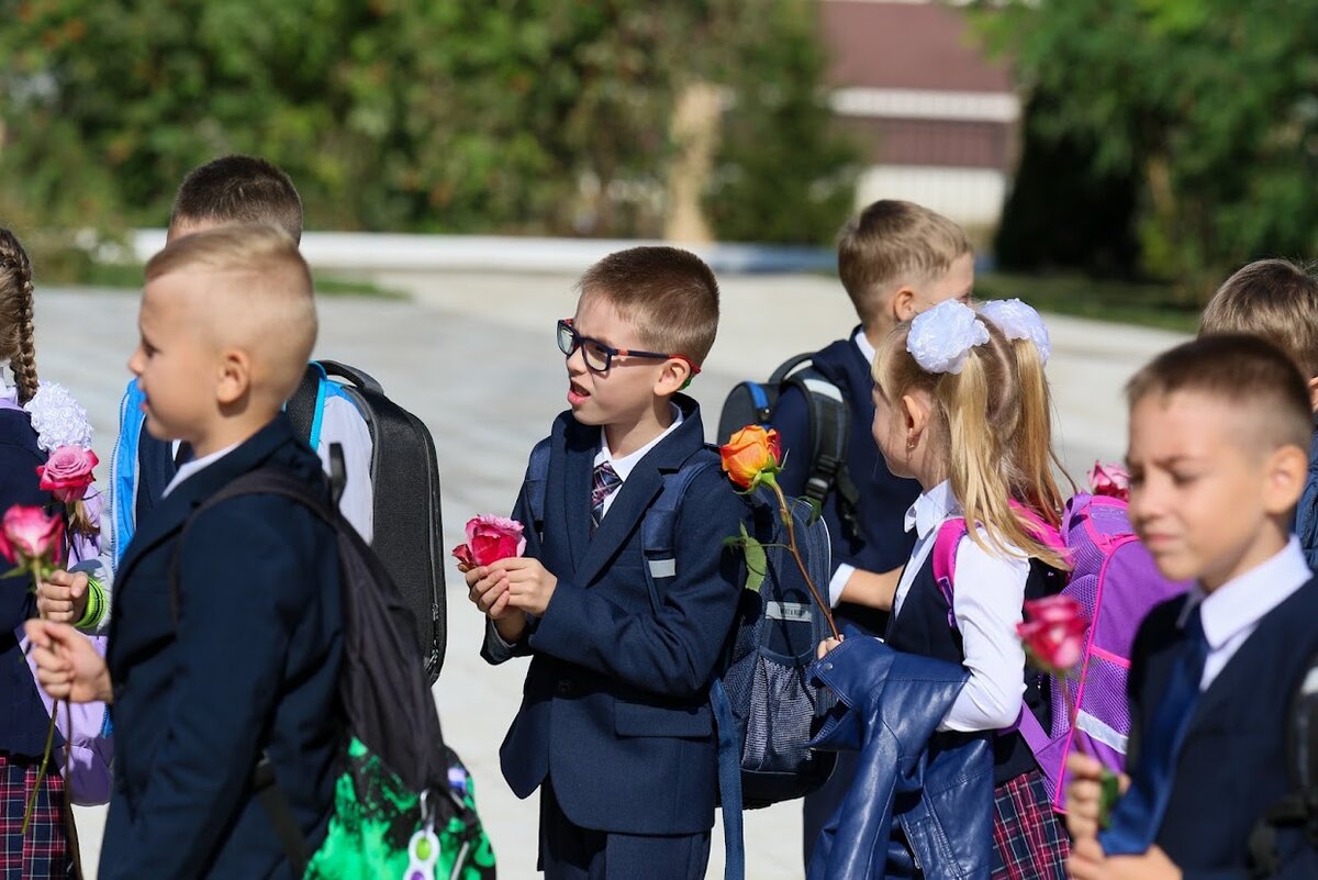 Первоклассник с цветами. С 1 сентября первокласснику. Двадцать восьмое сентября. Образ первоклассницы на 1 сентября. Первоклашки на первое сентября фото.