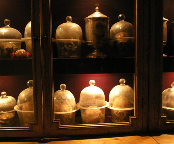 Мироточивые главы в Дальних Пещерах Киево-Печерской Лавры.