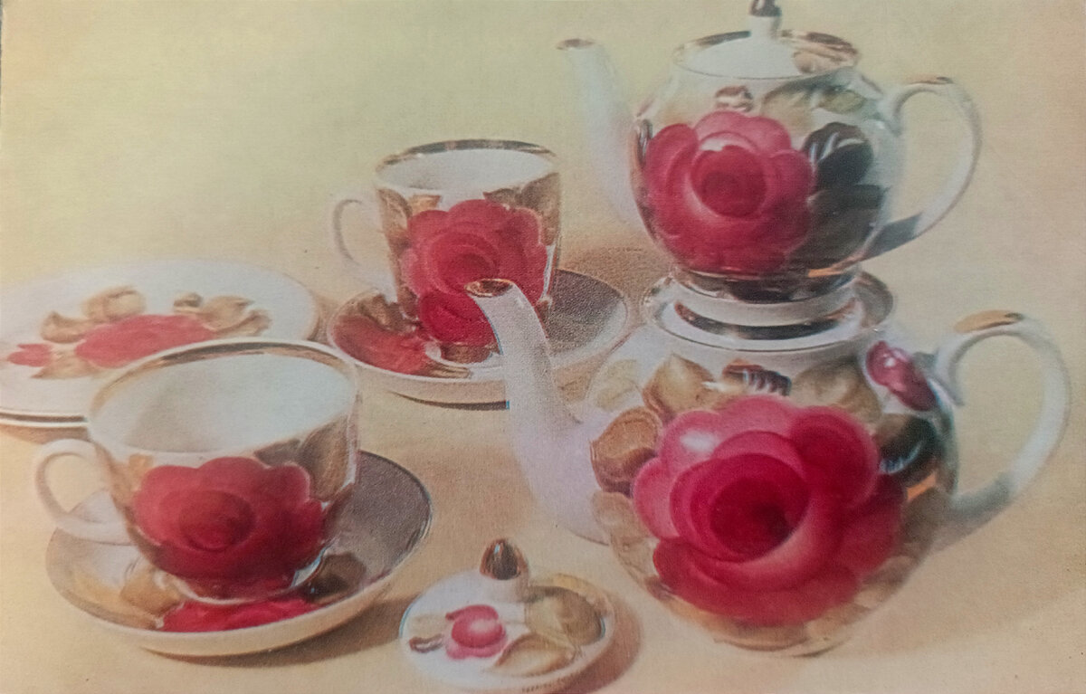 Подарочный набор Верность. Автор росписи Ф.Н. Крохина. 1976г. Источник. Новгородский фарфор. Лениздат. 1986г.