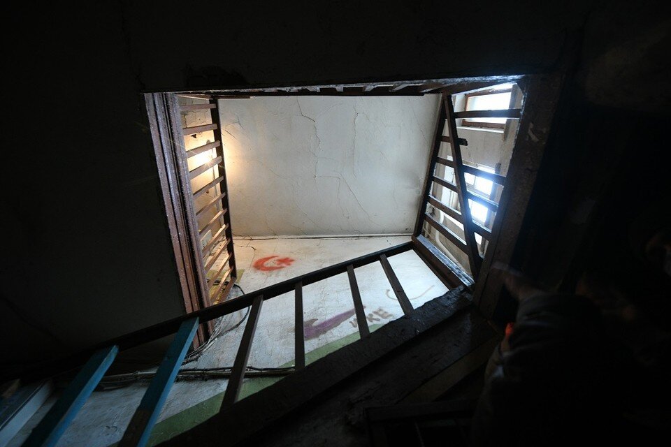     Жители двухэтажки на улице Калинина в Новосибирске пожаловались на разрушающуюся крышу. Алексей БУЛАТОВ