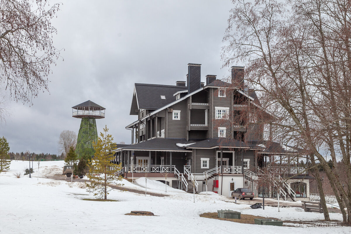 С разных сторон здание смотрится по-своему